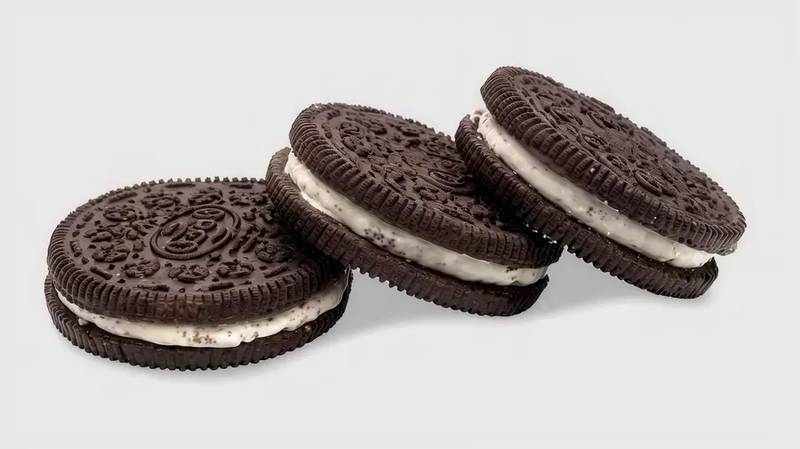 Oreos (3 cookies)